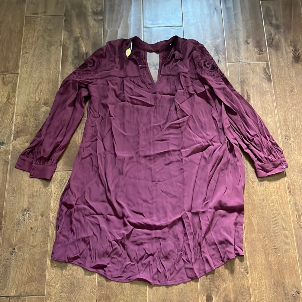 Maroon midi dress with detail on sleeve